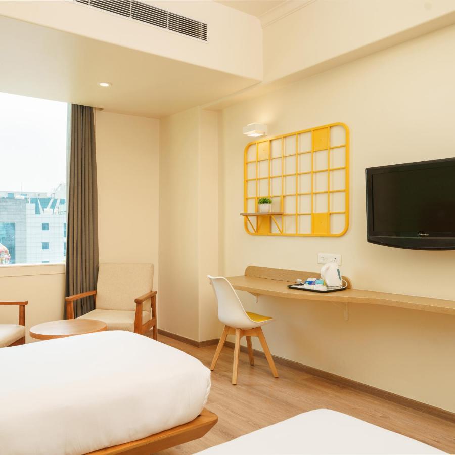 Bloom Hotel - Sector 62 Нойда Екстер'єр фото